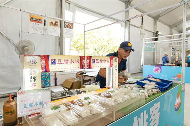 「桃客飨乐」各种传统客家美食应有尽有。(桃市府提供／蔡依珍桃园传真)