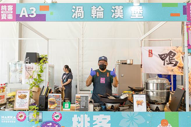 「涡轮汉堡」将客家小炒和梅干扣肉加入美式汉堡，中西合璧意外蹦出的好滋味。(桃市府提供／蔡依珍桃园传真)