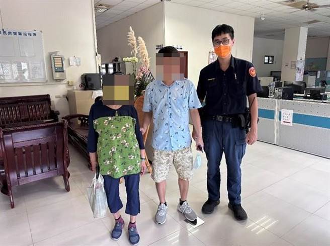 圖說：1名移居台南鹽水區80多歲婦人日前獨自1人搭客運、跨越長達134公里來台中太平尋友卻迷路了，幸經警察協助順利連繫上友人的家屬。（太平警分局提供／馮惠宜台中傳真）