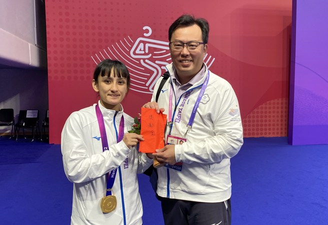 体育署长郑世忠第一时间颁发奖励金给谷筱霜。(体育署提供)