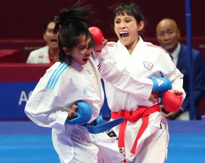 空手道女将谷筱霜（右）连霸亚运空手道对打女子50公斤金牌，预计担任中华队在杭州亚运闭幕典礼进场掌旗官。（郑任南摄）