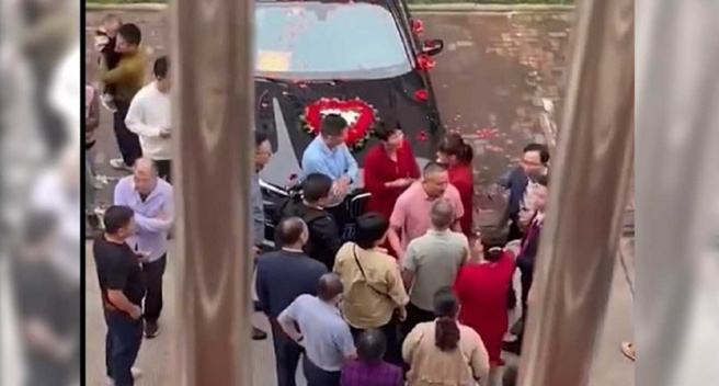 新娘家人發現男子接錯人，最後協商由男子賠償鞭炮錢。（圖／沸點視頻微博）