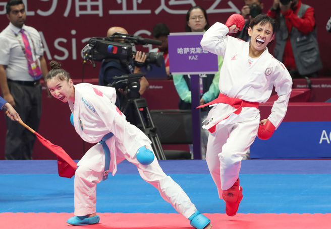 谷筱霜（右）在杭州亚运空手道对打女子50公斤级一路逆转胜，顺利卫冕金牌。（郑任南摄）
