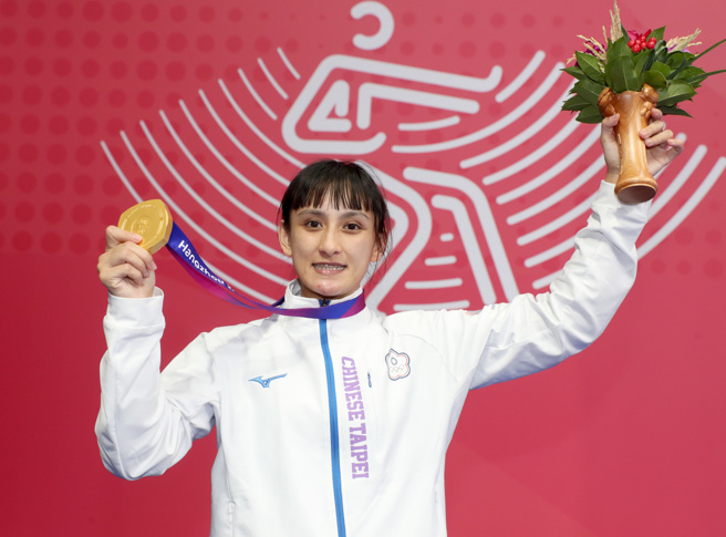 谷筱霜（右）在杭州亚运空手道对打女子50公斤一路逆转胜，顺利卫冕金牌。（郑任南摄）