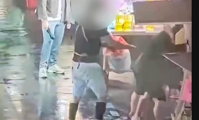 2023年10月3日台北市／公館商圈夜市地瓜球攤商兄弟二人因為客人排隊路線，3日下午7時許大打出手，警方登記林姓兄弟的資料後依社會秩序維護法裁處。（翻攝畫面）