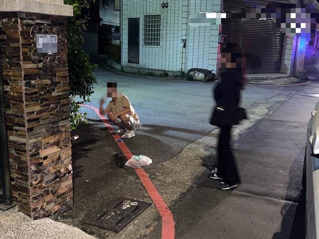 范男拒绝酒测，蹲坐路边喝酒。（民眾提供／李京升苗栗传真）