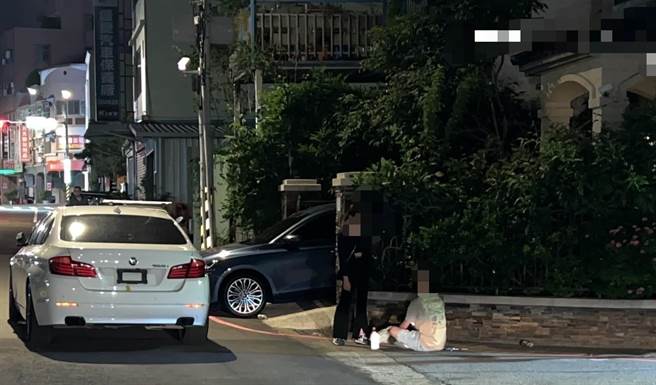 男子不听劝，仍坐在路边喝酒。（民眾提供／李京升苗栗传真）