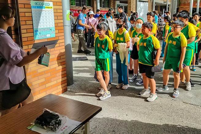 新竹县环境知识竞赛在敏实科技大学进行，分为国小组、国中组、高中组及社会组做淘汰赛、骤死赛两阶段竞赛。（新竹县政府提供／罗浚滨新竹传真）