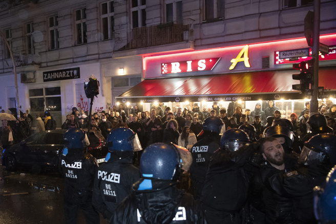 法新社报导，在德国，一些巴勒斯坦支持者走上柏林（Berlin）街头，庆祝哈玛斯这次的攻击行动；当地执法单位则是加强警力，保护犹太与以色列相关机构。(图/ 美联社)