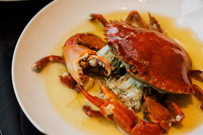 「花雕蛋白鸡油蒸沙母」以花雕酒、鸡油与蛋白淋上螃蟹后蒸煮，更显蟹肉的细致鲜嫩。(台北W饭店提供)