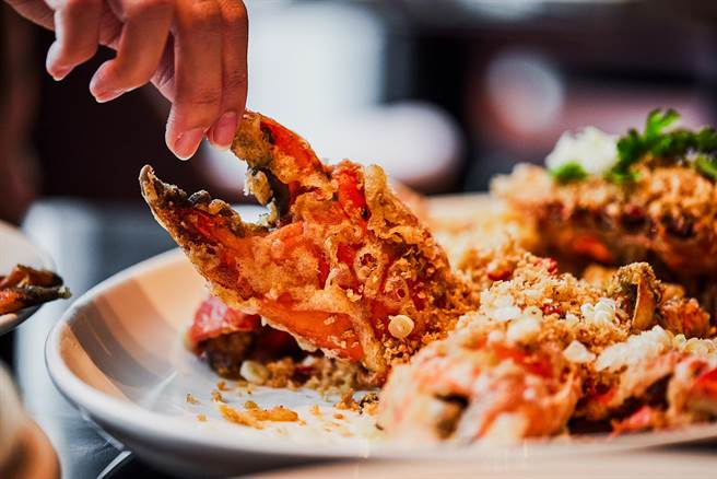 「避风塘沙公」将酥炸螃蟹拌入蒜末及秘制酱料，打造经典美味，适合料理沙厚实弹嫩的沙公。(台北W饭店提供)