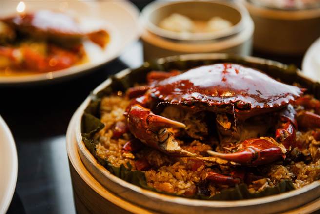 「生炒沙母糯米饭」沙母的鲜甜滋味于拌炒过程完美锁入糯米中，口感粒粒分明。 (台北W饭店提供)