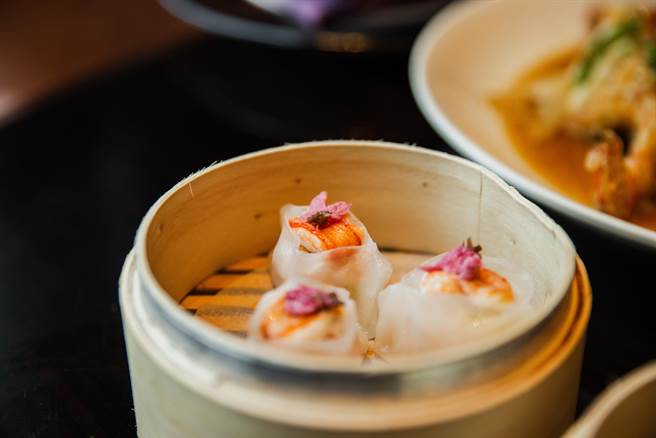 不喜剥壳的民眾可品尝盐「盐渍樱花蟹肉凤眼饺」、蟹粉小笼包」等精致港点。(台北W饭店提供)