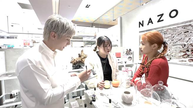 吴映洁与阿本日前受邀出席「一日店长」活动。（NAZO提供）