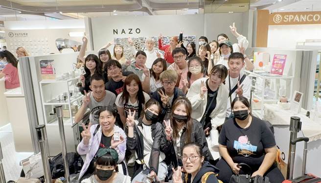 吴映洁与阿本日前受邀出席「一日店长」活动。（NAZO提供）