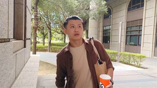 农业粉专「Lin Bay好油」版主林裕纮涉嫌自导自演案，法院裁定羁押。不过羁押庭时，法官认为律师是前案恐吓告诉代理人，与此案有角色、利益衝突，要求更换律师。（翻摄照片）