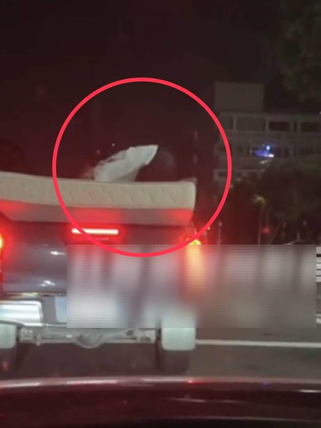 男子嬉闹竟跳上前方货车所载床垫上，让一旁路人看傻眼。（翻摄自社会事新闻影音／任义宇高雄传真）