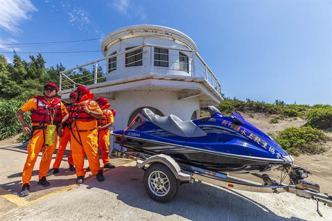 新竹縣水上救生協會出動水上摩托車，在竹北市新月沙灣駐點協勤。（羅浚濱攝）