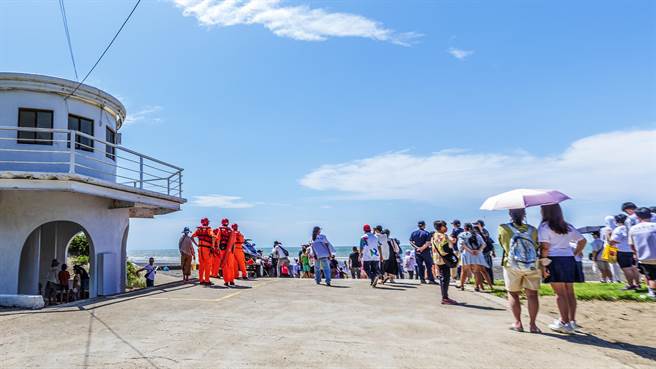 新竹縣竹北市新月沙灣暑假戲水人潮多，消防局列為重點防溺水域。（羅浚濱攝）