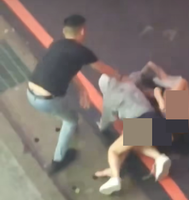 該2名女子不知為何雙雙滾地打架，裙子於混戰中遭掀起，丁字褲、蜜桃臀皆被看得一清二楚。（ 翻攝畫面/ 截自「爆料公社二社」）