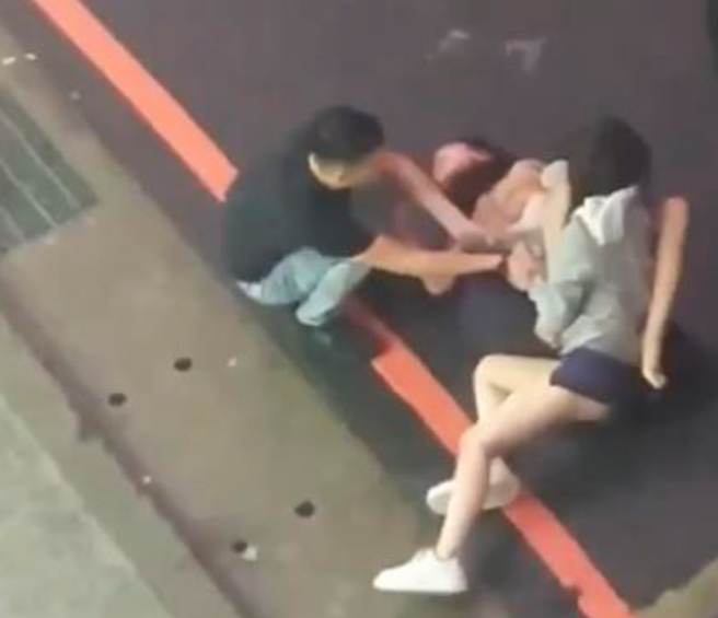 黑衣勸架男。（ 翻攝畫面/ 截自「爆料公社二社」）