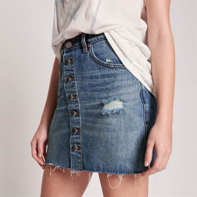 NOKE的ONETEASPOON排扣丹寧短裙，原价4000元、独家价2000元。（NOKE忠泰乐生活提供／朱世凯台北传真）