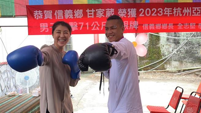 亚运拳击银牌好手甘家葳教南投县长许淑华戴上拳击手套，挥出威猛拳准备前进奥运！曾雪蒨摄