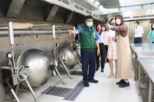 高市教育局今年提报4所学校中央厨房新建工程均获工程品质金质奖，让20校共4700多师生能享有优质营养午餐。（教育局提供／任义宇高雄报导）