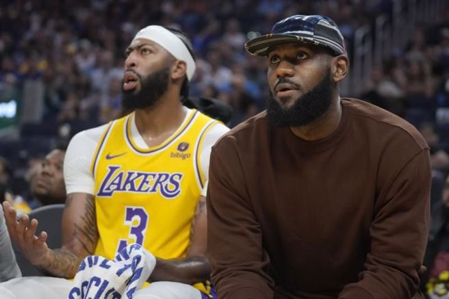 湖人安东尼戴维斯(左)、詹姆斯在场边观战。（美联社）