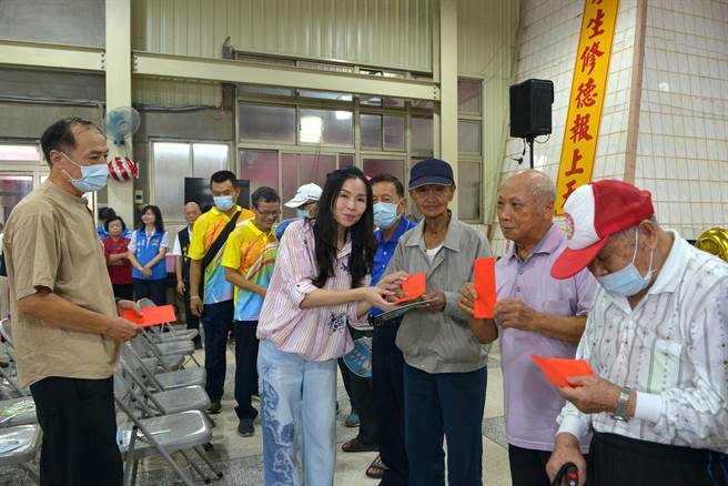 县长夫人陈美琦赠送长辈礼金。（苗栗县政府提供／李京升苗栗传真）