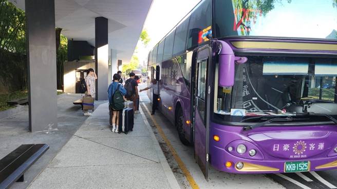 1250路线由日豪客运营运，由新竹转运站发车，途经公园、二分局、马偕医院、清华大学、交通大学、第二航厦、第一航厦，票价为150元。（新竹市政府提供／王惠慧新竹传真）