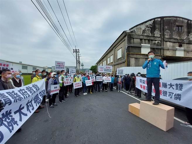 当地居民去年成立自救会，到工厂前抗议，但都没有得到结果，如今终于看到希望的曙光，被勒令停工。（本报资料照片）