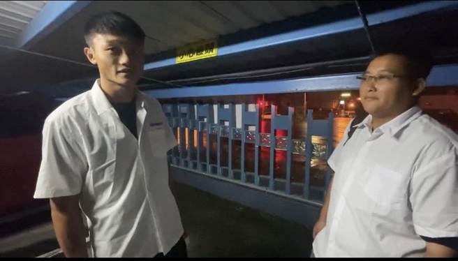 就读苏澳海事的2名学生立即从学校翻墙过去帮忙推车。（洪方生提供／吴佩蓉宜兰传真）