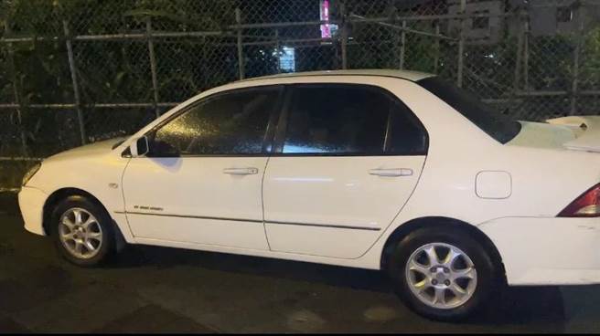 2名学生赶紧把熄火的车子推到安全的地方。（洪方生提供／吴佩蓉宜兰传真）