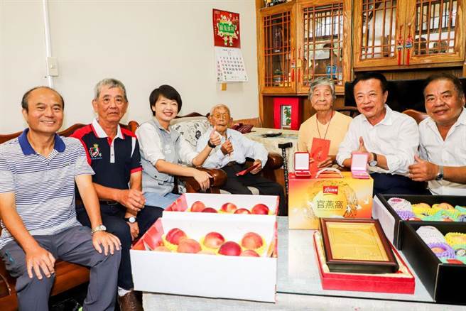 嘉义县长翁章梁（右二）探视110岁黄德成及其弟媳黄罗也好两位人瑞，致赠重阳礼金。（廖素慧摄）