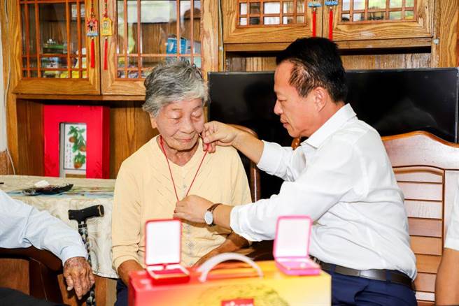 嘉义县长翁章梁（右）探视今年满百岁的黄罗也好人瑞，致赠金饰祝贺。（廖素慧摄）
