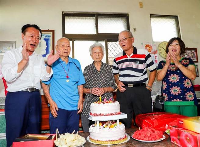 嘉义县长翁章梁（左）探视今年满百岁的黄水船人瑞，与其家人切蛋糕同庆。（廖素慧摄）