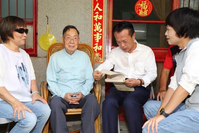 嘉义县长翁章梁（右二）探视人瑞薛传标，称讚他有好文采。（廖素慧摄）
