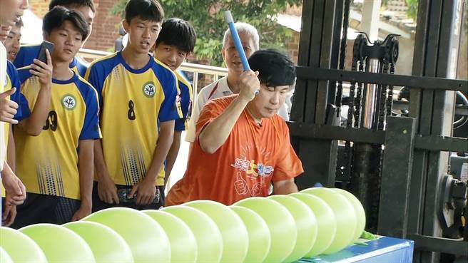 胡瓜接受当地婆妈的PK挑战。（民视提供）