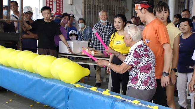 90岁阿嬷无厘头的从反方向开始游戏，笑翻眾人。（民视提供）