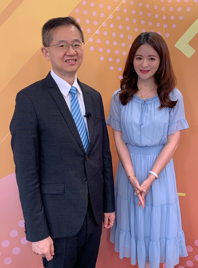 台湾运彩总经理林博泰（左）上时来运转节目，与主持人尉迟佩玉谈运彩眉角。（林胜发摄）