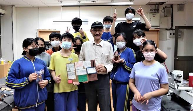 乌来国中小教学换宿教师汪永文每周五下午来到乌来国中小担任教学志工，指导7年级学生生活科技课程。（新北市教育局提供）