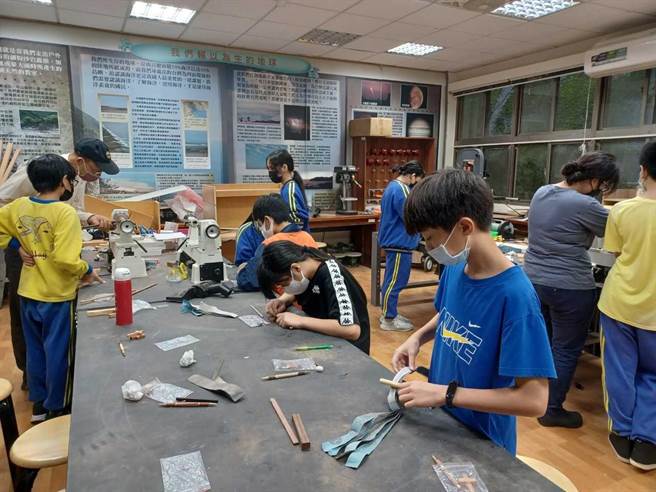 乌来国中小学学生有许多泰雅族原住民，对于手作的课程特别感兴趣，学习过程相当投入。（新北市教育局提供）