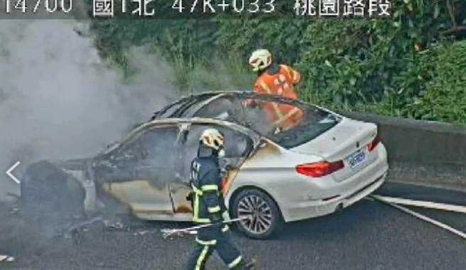 国道1号南向47公里桃园路段8日下午有1部小客车起火燃烧，方姓驾驶、妻子、小孩赶紧离开，无人受伤。（翻摄照片）