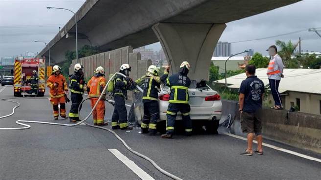 国道1号南向47公里桃园路段8日下午有1部小客车起火燃烧，方姓驾驶、妻子、小孩赶紧离开，无人受伤。（翻摄照片）