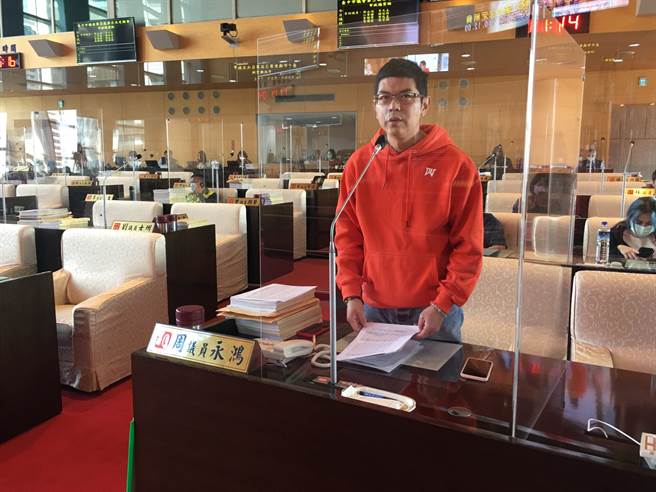 台中市议员周永鸿表示，许多民眾陈情指称APP经常无法即时更新垃圾车的动态，甚至有出现时间回溯的情况。(周永鸿提供)