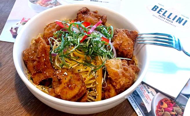 元老級美食「香酥和風炸雞野菇麵」是品牌老少咸宜的經典不敗款，售價560元加1成。(陳韻萍攝)