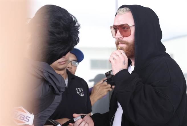 Sam Smith在机场帮歌迷签名以及合影。（陈俊吉摄）