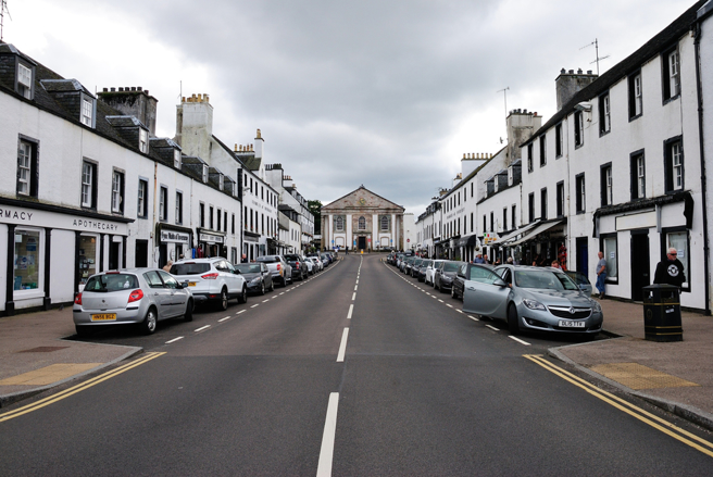 西岸因威拉里（Inveraray）附近一条主要道路上发生土石流，有10名驾驶人受困后获救。图为西岸因威拉里（Inveraray）。(示意图/shutterstock)