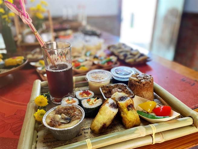 台南柳营果毅社区8日在张家古厝办理社造成果展，以当地农特产「草菇」为主角，邀请社区妈妈每人推出一道拿手料理做办桌。（柳营区公所提供／张毓翎台南传真）